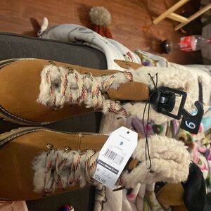 Memory Foam size 9 woman’s Boots. Brand new! Tag still in tack.